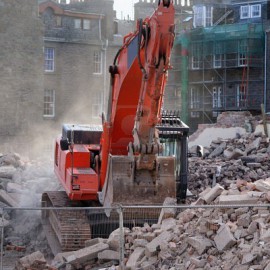 Come eseguire demolizioni in sicurezza con gli escavatori