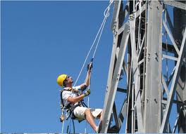 Un manuale per i lavori in quota: come evitare la caduta dai tetti